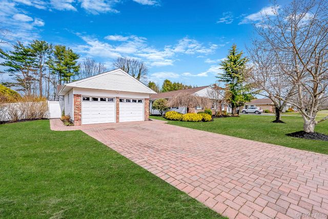 16 Manchester Lane, Stony Brook, NY 11790