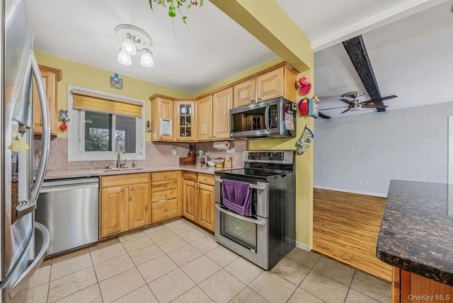 16 Manchester Lane, Stony Brook, NY 11790