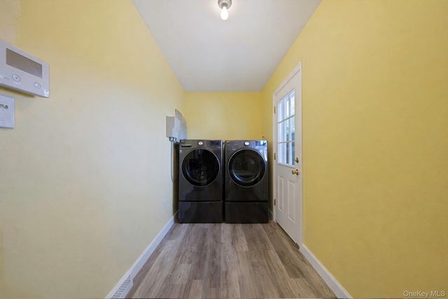 16 Manchester Lane, Stony Brook, NY 11790