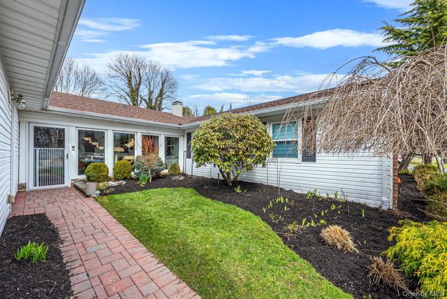 16 Manchester Lane, Stony Brook, NY 11790