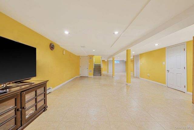 16 Manchester Lane, Stony Brook, NY 11790