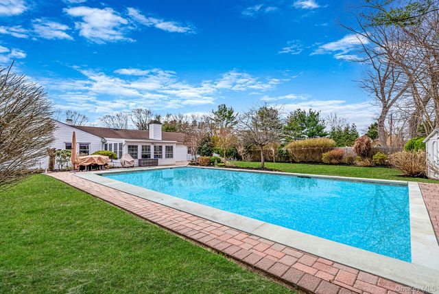 16 Manchester Lane, Stony Brook, NY 11790