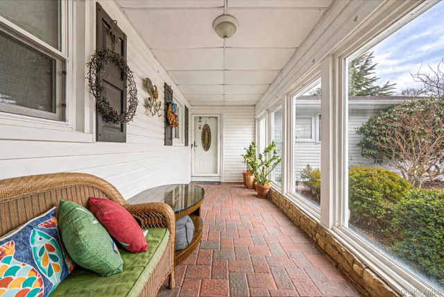 16 Manchester Lane, Stony Brook, NY 11790