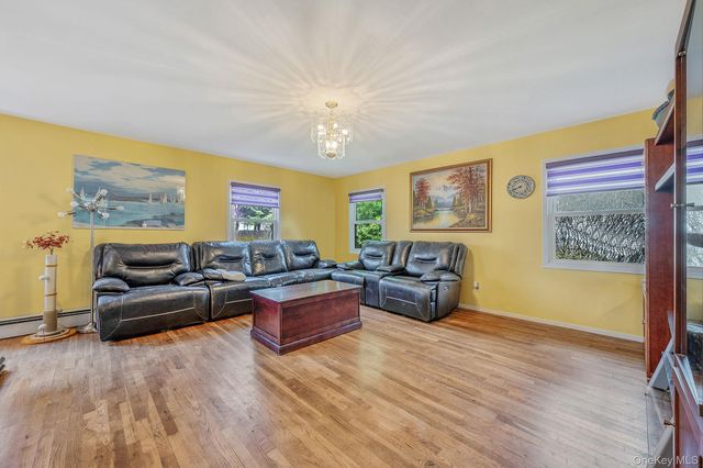 16 Manchester Lane, Stony Brook, NY 11790