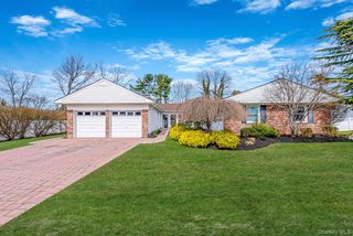 16 Manchester Lane, Stony Brook, NY 11790