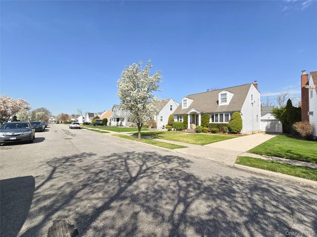29 Tenafly Drive, New Hyde Park, NY 11040