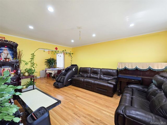 29 Tenafly Drive, New Hyde Park, NY 11040
