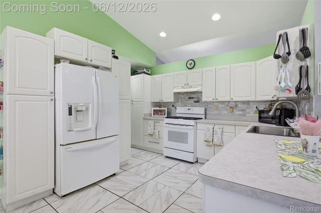 16362 Paddock Club Boulevard, Fenton Charter Township, MI 48451
