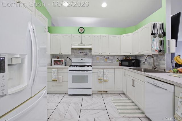 16362 Paddock Club Boulevard, Fenton Charter Township, MI 48451
