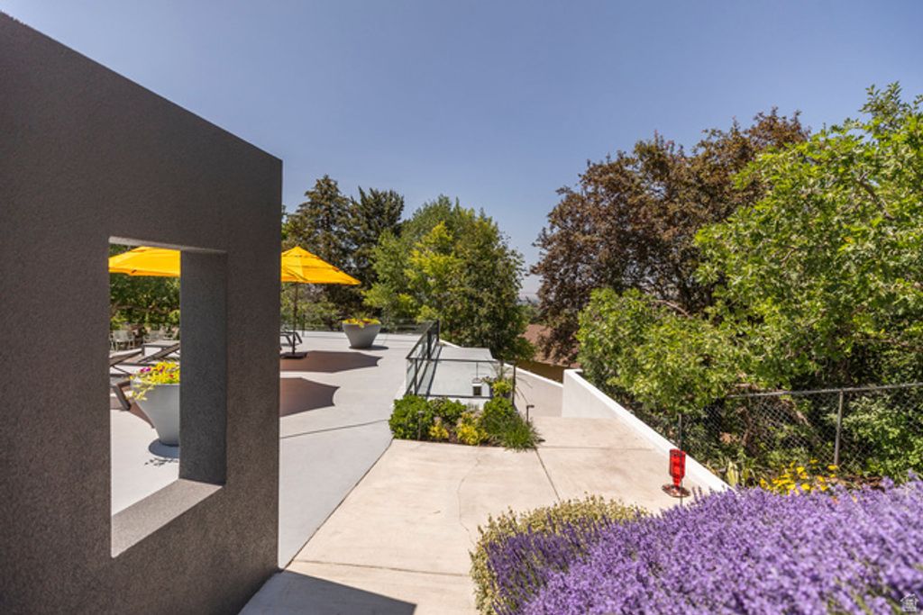 Image 8 of property listing at 3017 E SAINT MARYS CIR, Salt Lake City, UT 84108