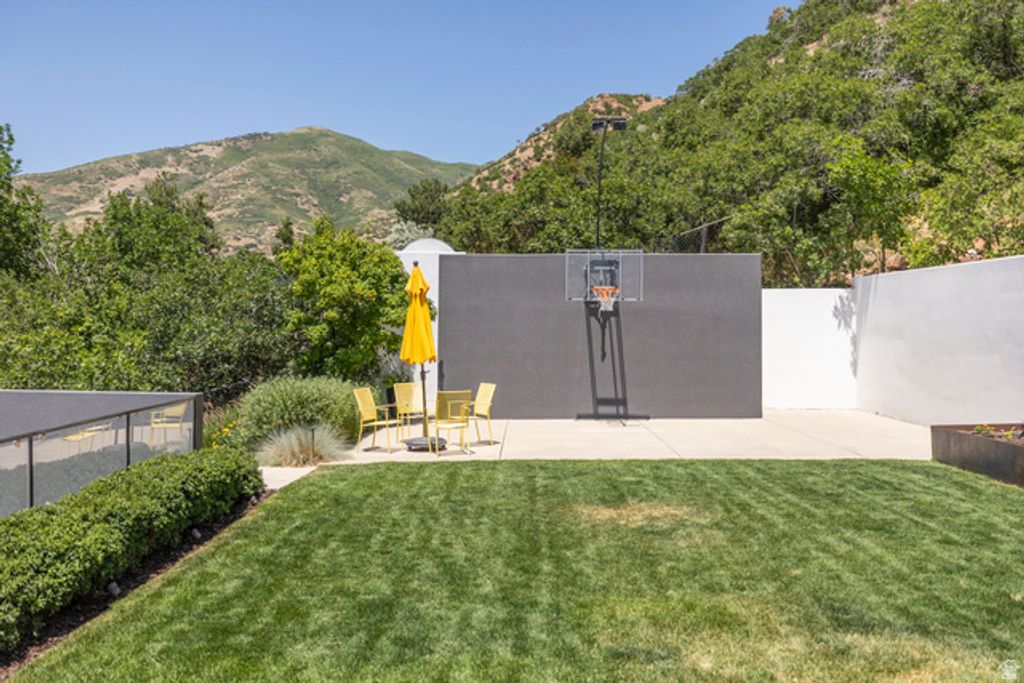 Image 9 of property listing at 3017 E SAINT MARYS CIR, Salt Lake City, UT 84108