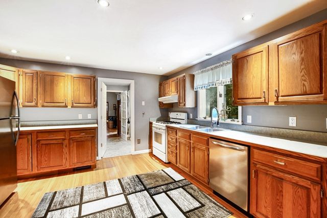 6 Elizabeth Ln, Yarmouth, MA 02601