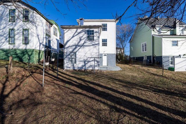 606 WINTHROP ST, Staunton, VA 24401