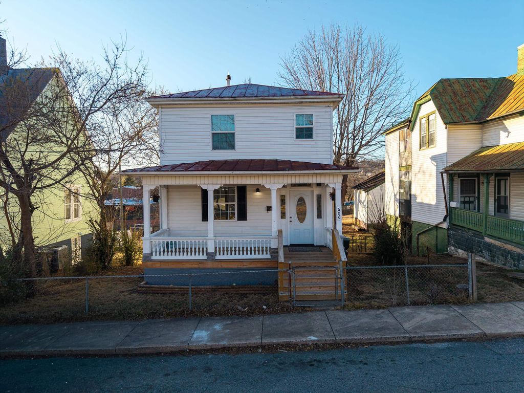 606 WINTHROP ST, Staunton, VA 24401