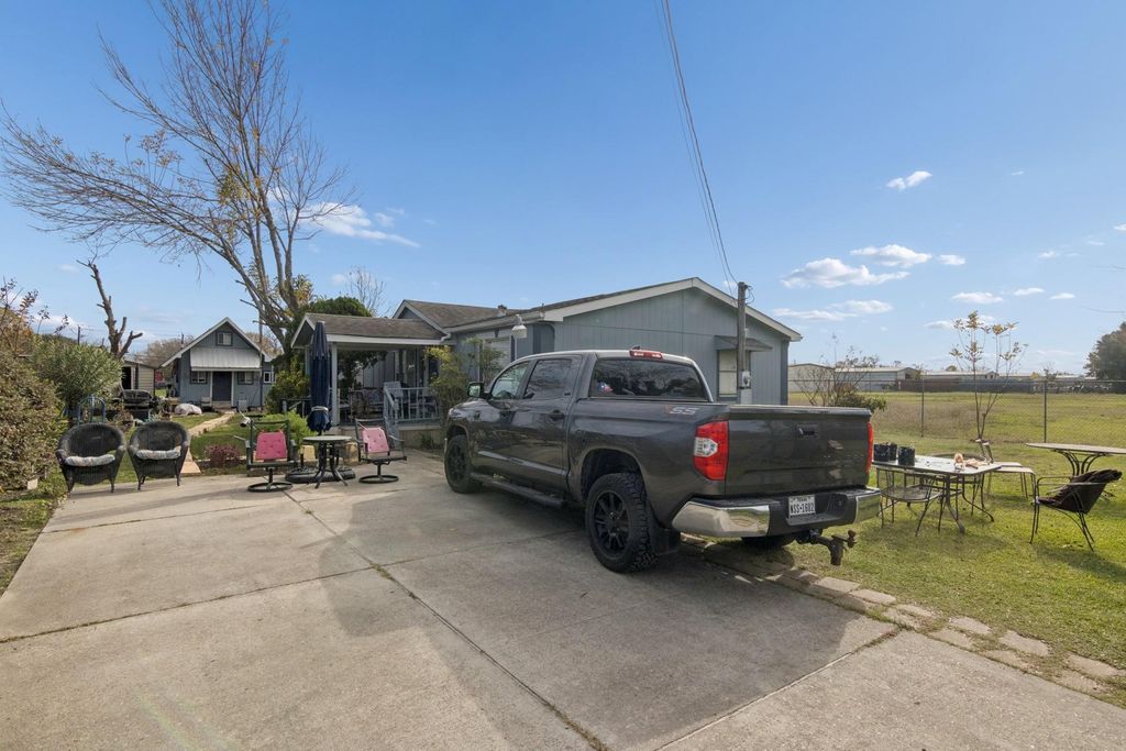 2716 Southmore Avenue E, Pasadena, TX 77502