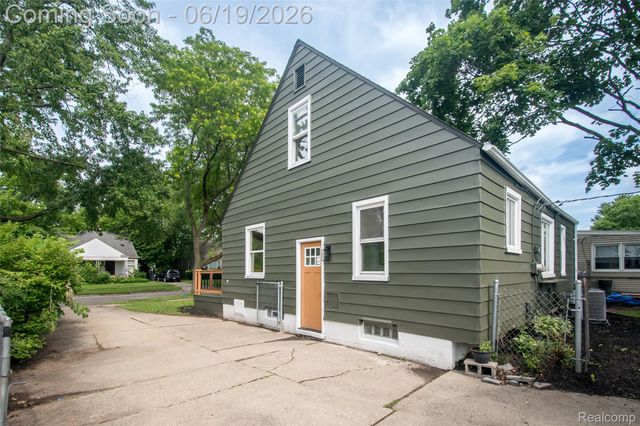 2330 Buckingham Avenue, Berkley, MI 48072