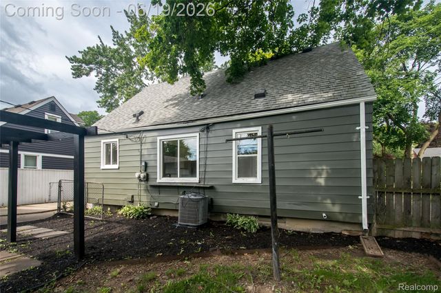2330 Buckingham Avenue, Berkley, MI 48072