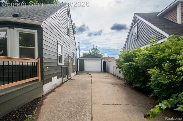 2330 Buckingham Avenue, Berkley, MI 48072