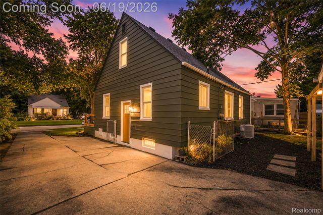2330 Buckingham Avenue, Berkley, MI 48072