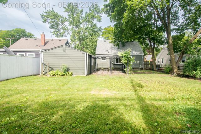 2330 Buckingham Avenue, Berkley, MI 48072