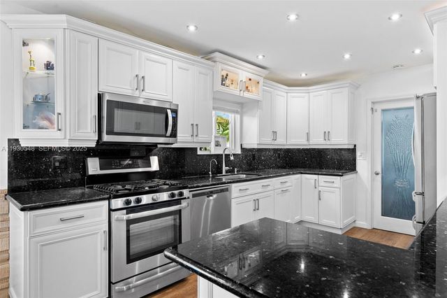 7770 Hawthorne Ave, Miami Beach, FL 33141