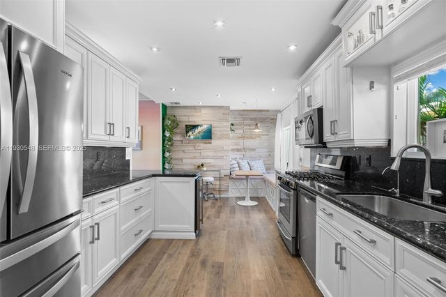 7770 Hawthorne Ave, Miami Beach, FL 33141