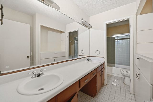 4835 BINZ ENGLEMAN RD, Kirby, TX 78219