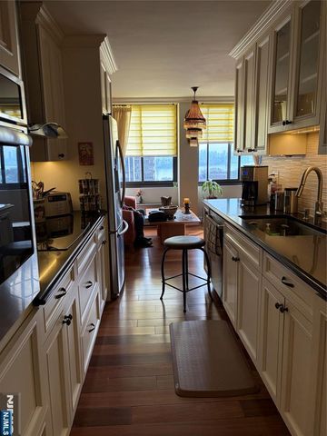 300 Winston Drive 1521, Cliffside Park, NJ 07010