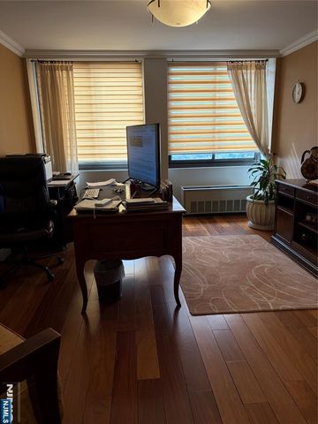 300 Winston Drive 1521, Cliffside Park, NJ 07010