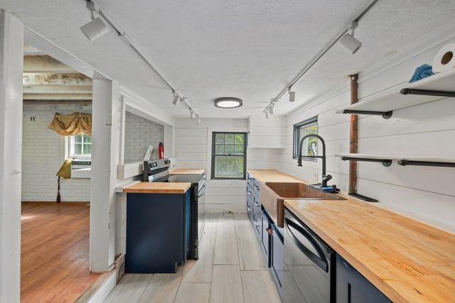 2 Border Rd, Natick, MA 01760