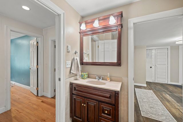 2 Border Rd, Natick, MA 01760