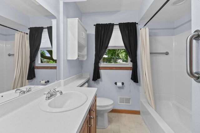 N7694 Rendell DRIVE, Elkhorn, WI 53121