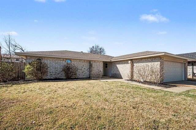 1104 NE 5th Street, Moore, OK 73160