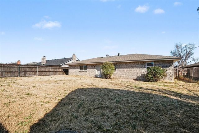 1104 NE 5th Street, Moore, OK 73160