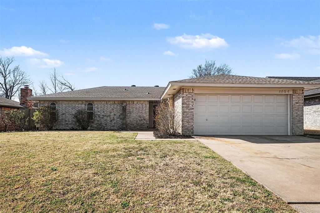 1104 NE 5th Street, Moore, OK 73160