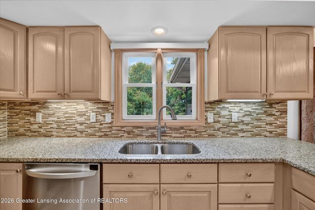 15062 Duxbury Lane, Lansing, MI 48906