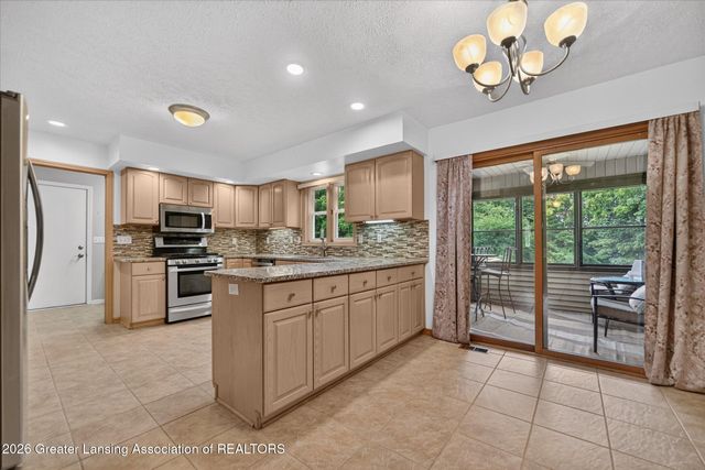 15062 Duxbury Lane, Lansing, MI 48906