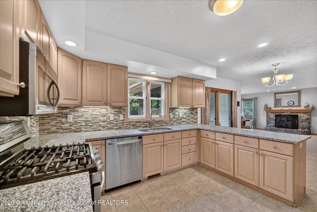 15062 Duxbury Lane, Lansing, MI 48906