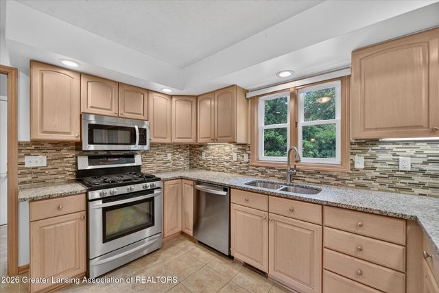 15062 Duxbury Lane, Lansing, MI 48906
