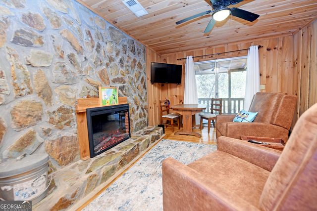 150 Donna Lee Lane, Mineral Bluff, GA 30559