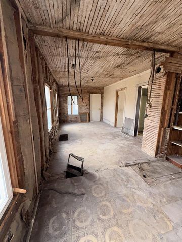 10 E GRUENWALD AVENUE, Oshkosh, WI 54901