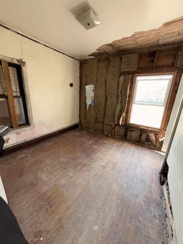 10 E GRUENWALD AVENUE, Oshkosh, WI 54901