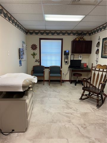 752 Brookshire Dr, Hermitage, PA 16148