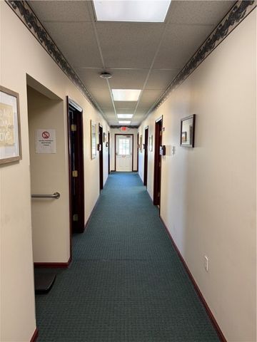 752 Brookshire Dr, Hermitage, PA 16148