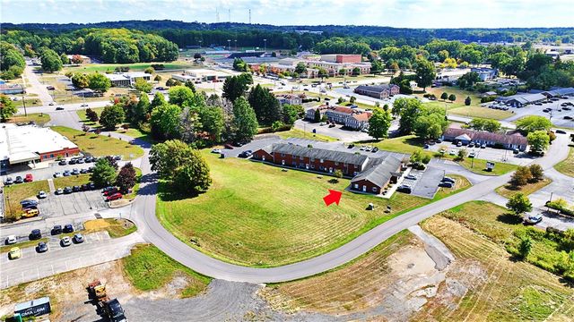 752 Brookshire Dr, Hermitage, PA 16148