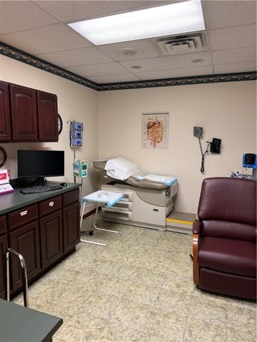 752 Brookshire Dr, Hermitage, PA 16148