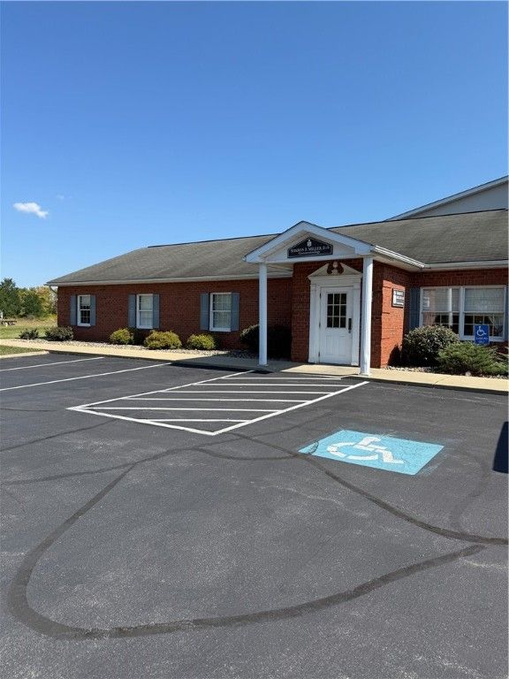 752 Brookshire Dr, Hermitage, PA 16148