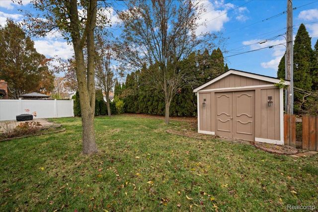 16213 Haverhill Drive, Macomb Township, MI 48044