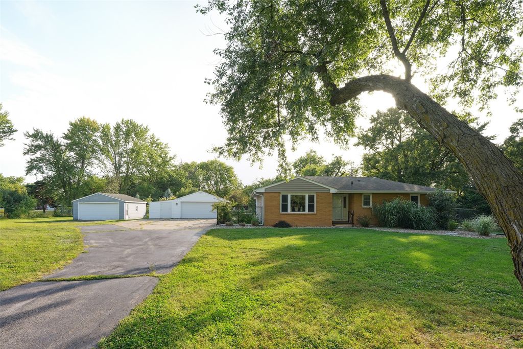 5320 NW BurrOak Drive, Johnston, IA 50131