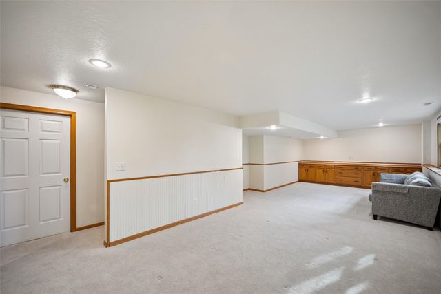 5820 Beechtree Drive, West Des Moines, IA 50266